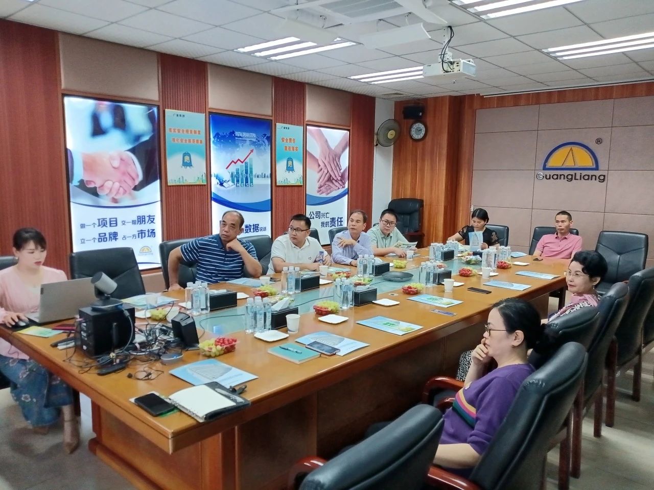 高州市根子镇政府党委及商会领导一行莅临奇发28集团交流座谈共谋发展