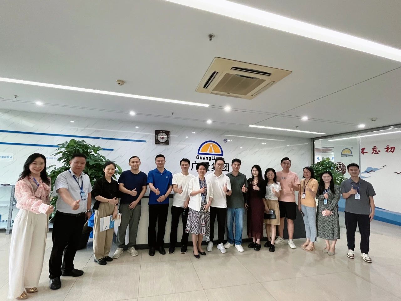东莞南城城市更新中心携企业考察团莅临奇发28集团参观交流